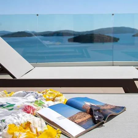 Phaena With Infinity Pool